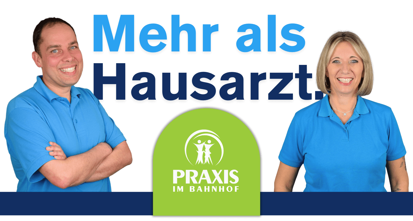 Mehr_als_Hausarzt_Praxis im Bahnhof-2 Dr. med. Christian Stenner, Praxisinhaber der Praxis im Bahnhof Füssen mit Praxismanagerin Tanja Hiebsch mit hellblauen T-shirts vor dem Spruch "Mehr als Hausarzt" stehend.