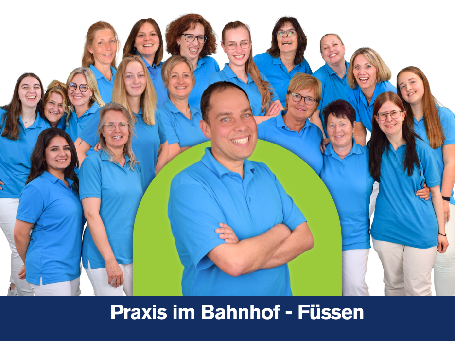 Teambild MFA Praxis im Bahnhof Füssen-Arzt_Hausarzt_Neurologie Teamfoto des Teams der Praxis im Bahnhof Füsse, alle lachen und tragen die gleichen blauen Praxis T-Shirts und weiße Hosen. Inhaber Dr. med. Christian Stenner in der Mitte des Teams.