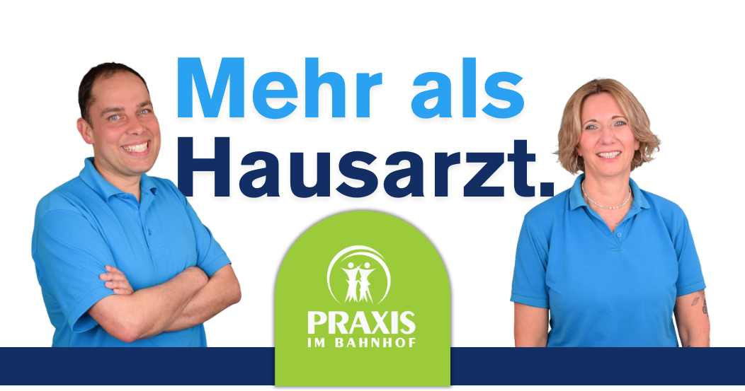 Dr. med. Christian Stenner, Praxisinhaber der Praxis im Bahnhof Füssen mit Praxismanagerin Tanja Hiebsch mit hellblauen T-shirts vor dem Spruch "Mehr als Hausarzt" stehend.